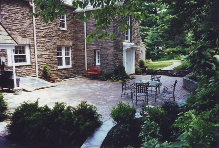 A fall courtyard landscaped in Philadelphia